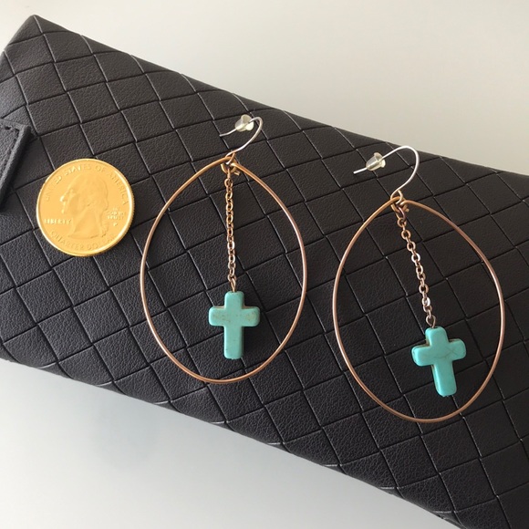 Rose gold cross hoop earring - Picture 5 of 5